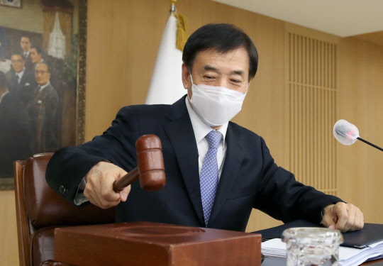 의사봉 두드리는 이주열 한은 총재.    한국은행 제공